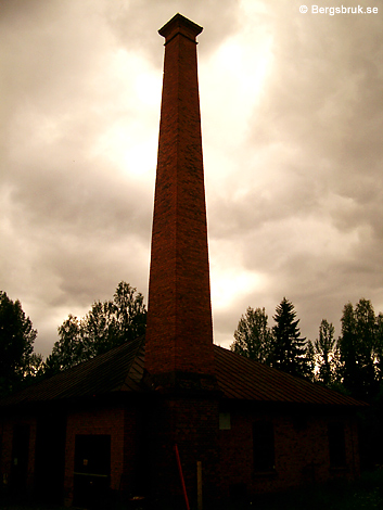 Ångmaskinhuset med bevarad skorsten. Foto: John Thoweman 2005