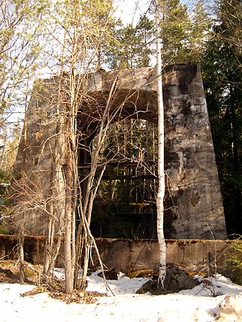 Fundament från kross- och anrikningsverket i Iviken, mars 2003. Foto: John Thoweman